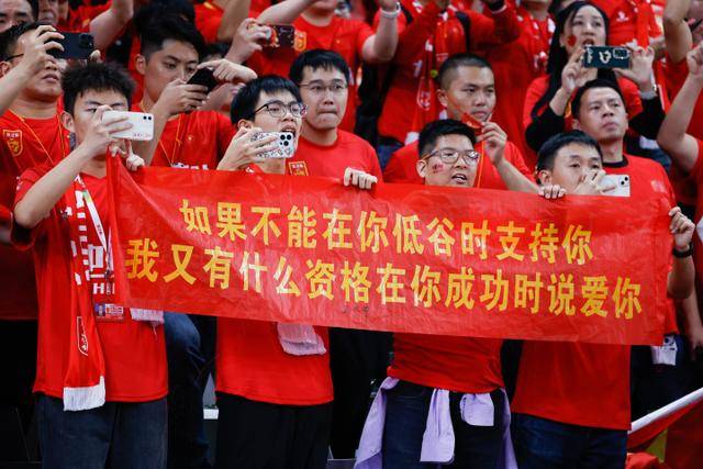 湖人队记：一位接近老詹的消息人士透露 是时候继续前进了